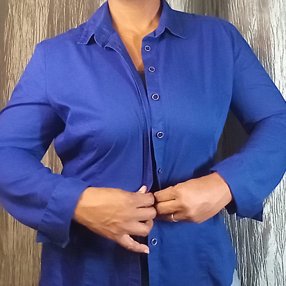 SIZE LARGE - NEW YORK AND COMPANY LONG SLEEVE BOLD BLUE BUTTON COLLARED SHIRT